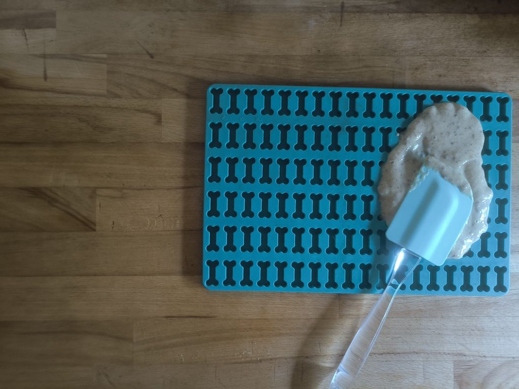Selbstgemachtes Hundeleckerli auf einer Knochen-Backmatte