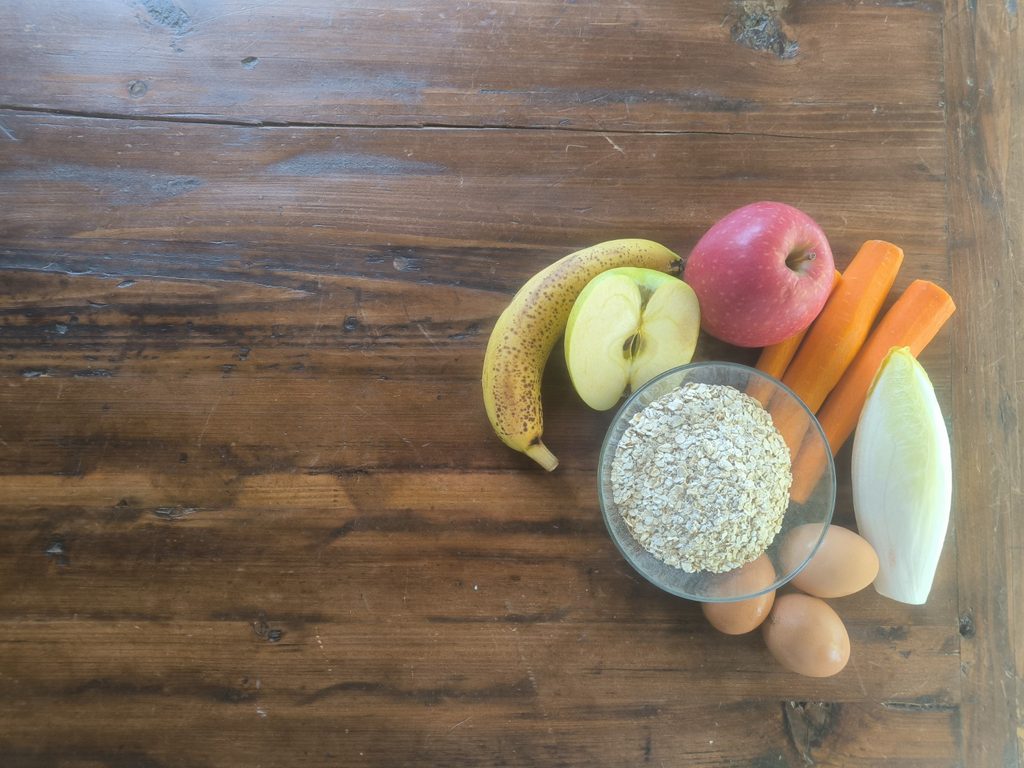 Obst, Gemüse und Haferflocken als Zutaten für die Hundeernährung